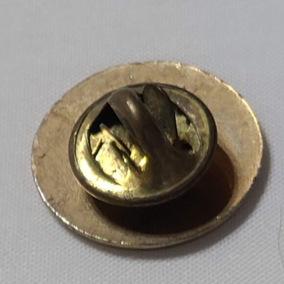 OM Odyssey Of the Mind Pin Round Profile Face Logo Red Background Brass Tone - Picture 3 of 5